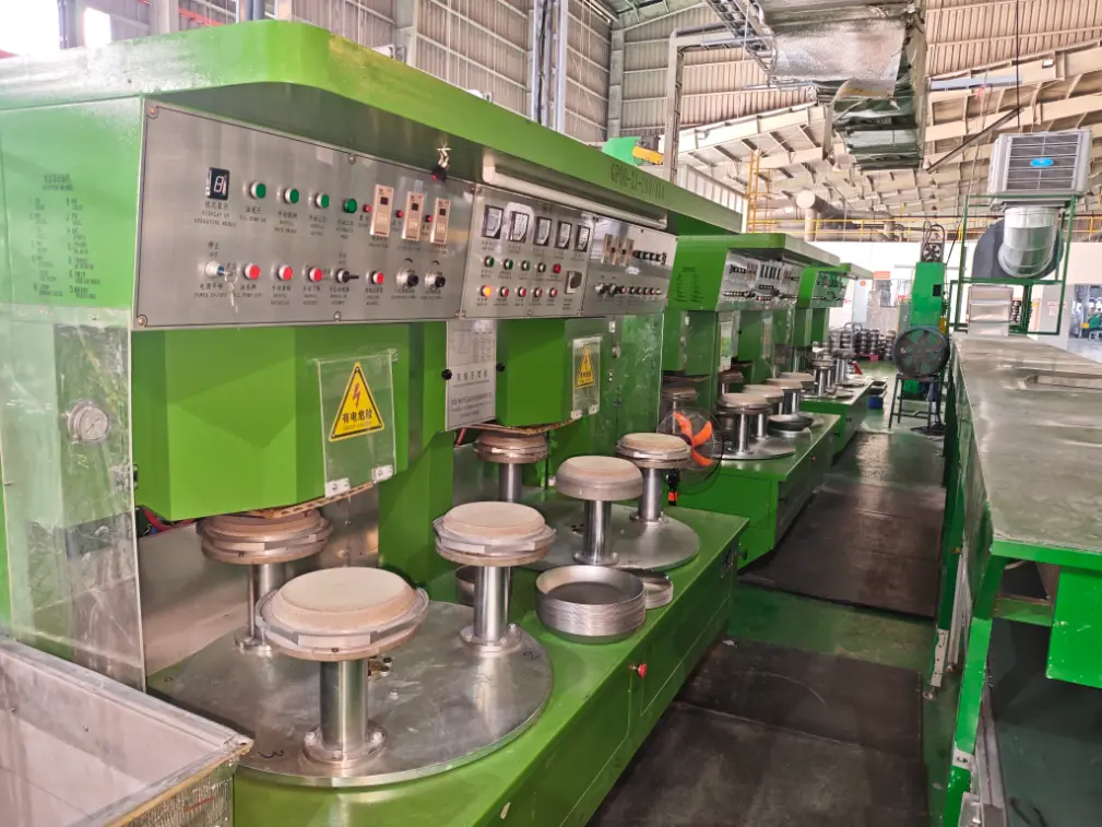 Тамак бышыруучу идиштердин негизин эритүүчү машина чет өлкөдө орнотулду.